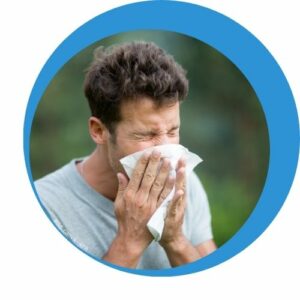 Mann schnäuzt sich im Freien die Nase zum Thema Allergiesymptome der Atemwege - allergische Rhinitis