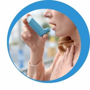 Closeup einer Frau ,die einen Asthma-Inhalator benutzt zum Thema Allergiesymptome der Atemwege - allergisches Asthma