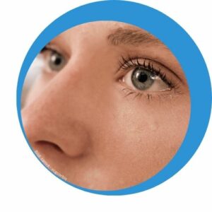 Frau mit tränenden Augen zum Thema: Allergie Symptom tränende Augen